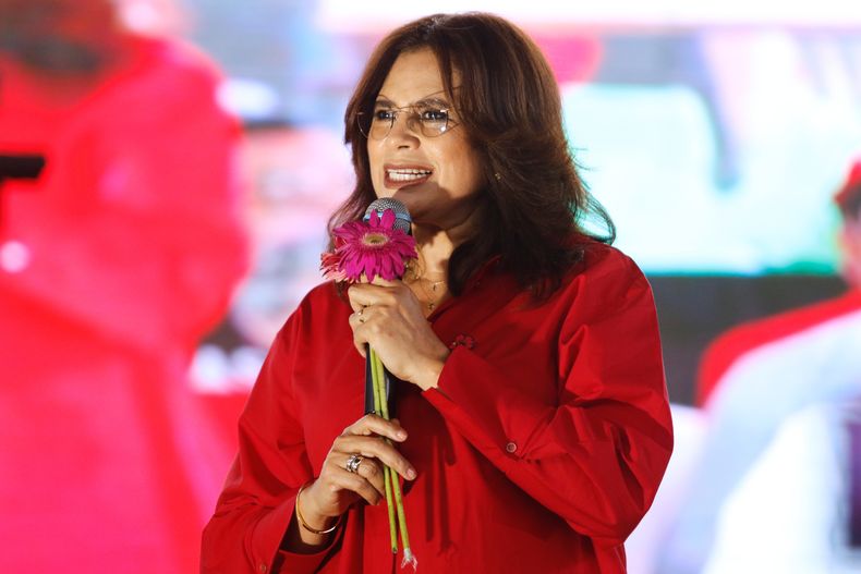 La candidata presidencial del partido gobernante, Rixi Moncada, asiste a su mitin de cierre de campaña en San Pedro Sula, Honduras, el sábado 22 de noviembre de 2025. (Foto AP/Delmer Martínez)