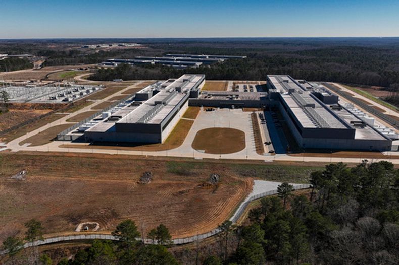 ARCHIVO - En imagen de archivo del 13 de enero de 2026, el centro de datos de Meta en Stanton Springs, en el condado Newton, Georgia. (Foto AP/Mike Stewart, archivo)