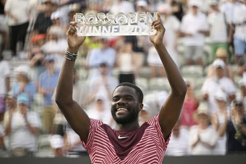 Frances Tiafoe alza el trofeo de campeón del Abierto de Stuttgart tras vencer a Jan-Lennard Struff en la final, el domingo 18 de junio de 2023. (Marijan Murat/dpa vía AP)