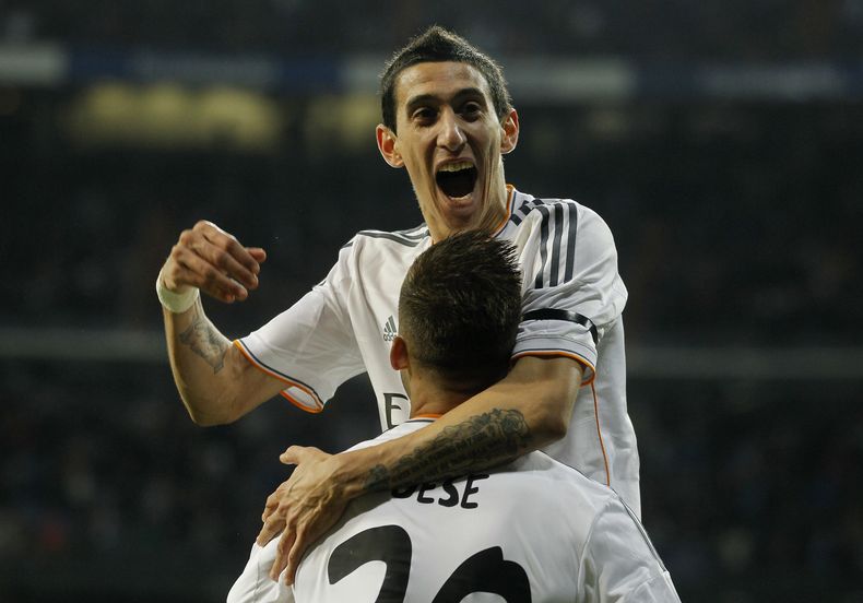 El jugador del Real Madrid, Angel Di Mar&iacute;a, arriba, festeja con su compa&ntilde;ero Jes&eacute;, tras un gol de Jes&eacute; contra el Atl&eacute;tico de Madrid en las semifinales de la Copa del Rey el mi&eacute;rcoles, 5 de febrero de 2014, en Madr