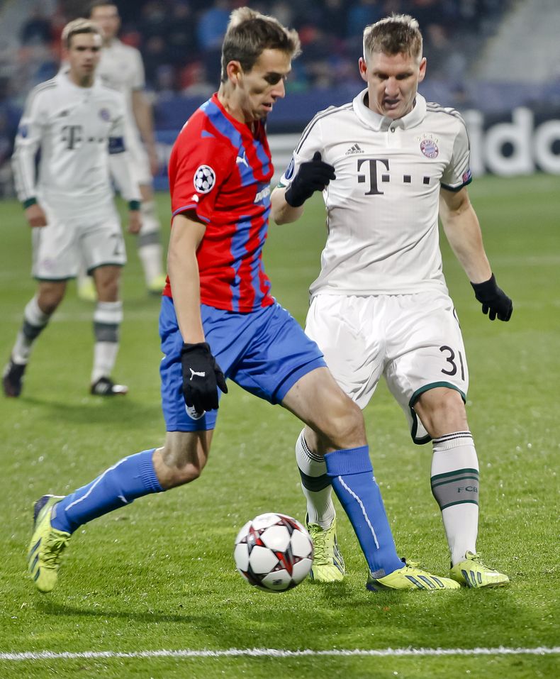 El jugador de Bayern Munich,  Bastian Schweinsteiger, derecha, disputa un bal&oacute;n en un partido por la Liga de Campeones el martes, 5 de noviembre de 2013, en Pilsen, Rep&uacute;blica Checa. (AP Photo/Petr David Josek)