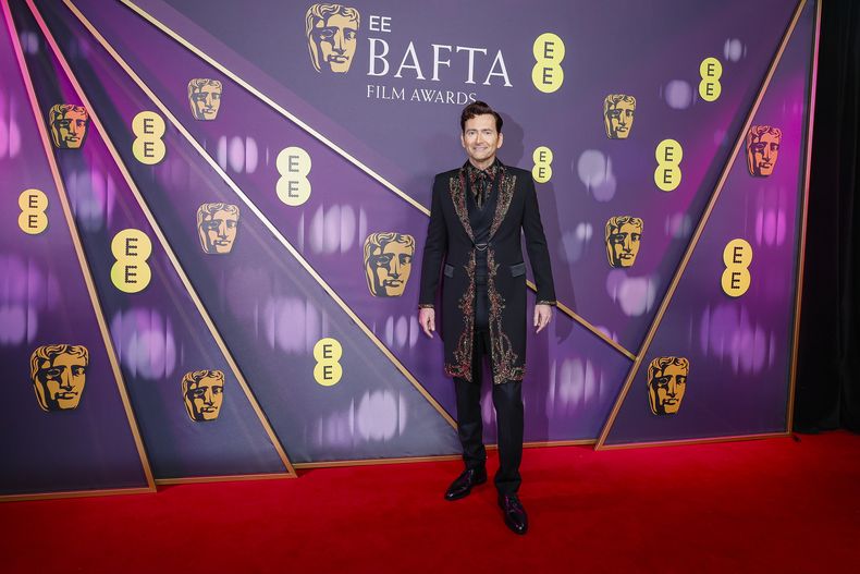 David Tennant posa a su llegada a la 78a edición de los Premios de la Academia Británica de Cine, BAFTA, en Londres, el domingo 16 de febrero de 2025. (Foto Joel C Ryan/Invision/AP)