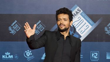 americateve | Draco Rosa posa para un retrato en la alfombra roja de las Lunas del Auditorio en la Ciudad de M&eacute;xico en una fotograf&iacute;a del 30 de octubre de 2013. Sony Music confirm&oacute; el lunes 9 de diciembre de 2013 que el cantante puertorrique&ntilde