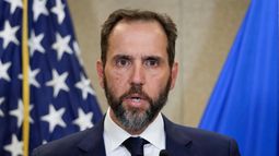 ARCHIVO – El fiscal especial Jack Smith habla con los medios de comunicación sobre una acusación contra el entonces expresidente Donald Trump, el 1 de agosto de 2023, en Washington. (AP Foto/J. Scott Applewhite, Archivo)