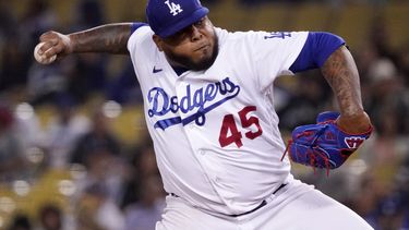 ARCHIVO - El lanzador relevista de los Dodgers de Los Ángeles, Reyes Moronta, lanza al plato durante la novena entrada de un juego de béisbol contra los Gigantes de San Francisco, el 4 de mayo de 2022, en Los Ángeles. (AP Foto/Mark J. Terrill, Archivo)