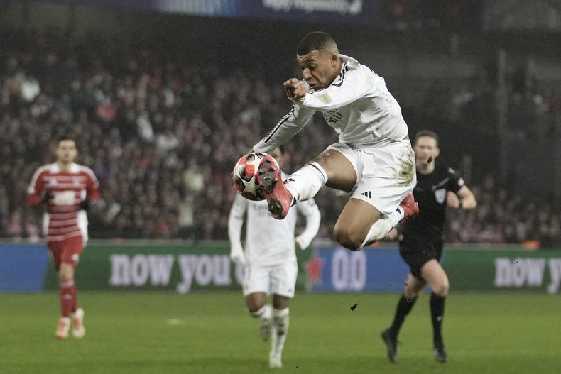 Kylian Mbappé del Real Madrid durante el partido contra Brest en la Liga de Campeones, el miércoles 29 de enero de 2025, en Guingamp, Francia. (AP Foto/Thibault Camus)