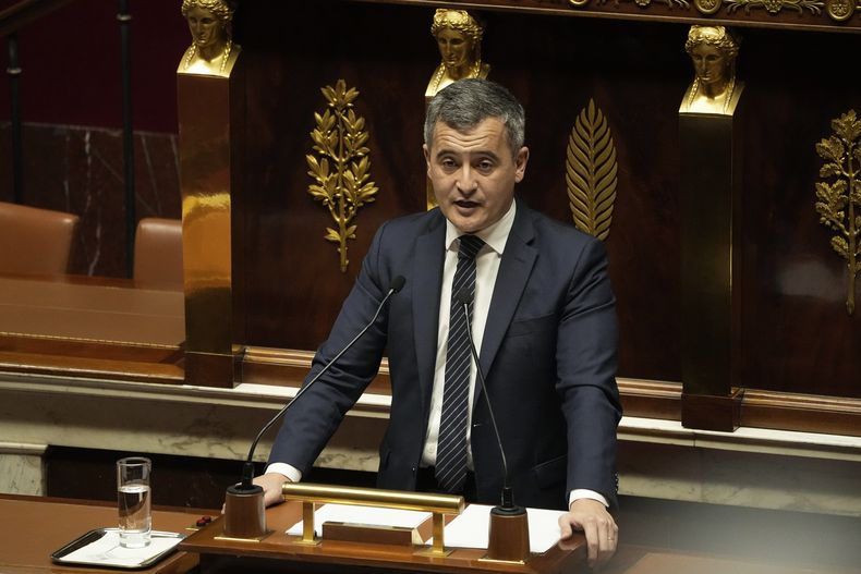El ministro del Interior de Francia, Gerald Darmanin, habla ante la Asamblea Nacional, en París, el 11 de diciembre de 2023. Un proyecto de ley que aceleraría las deportaciones llega a la cámara baja de la legislatura francesa. (AP Foto/Michel Euler)