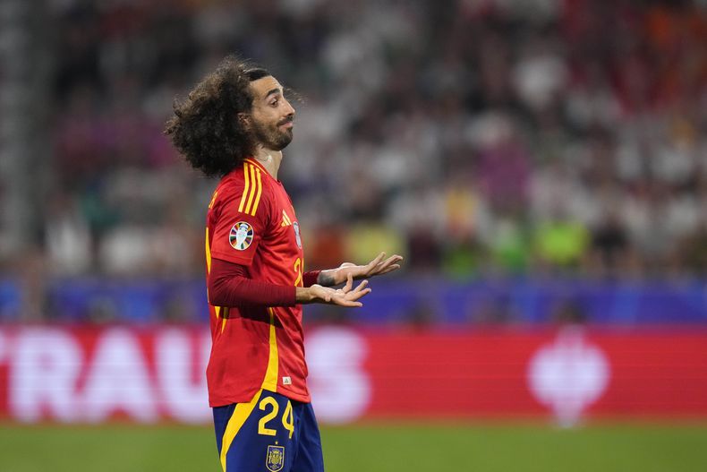 El español Marc Cucurella hace un gesto durante el partido de semifinales entre España y Francia en la Eurocopa 2024, en Múnich, Alemania, el martes 9 de julio de 2024. (AP Foto/Manu Fernandez)