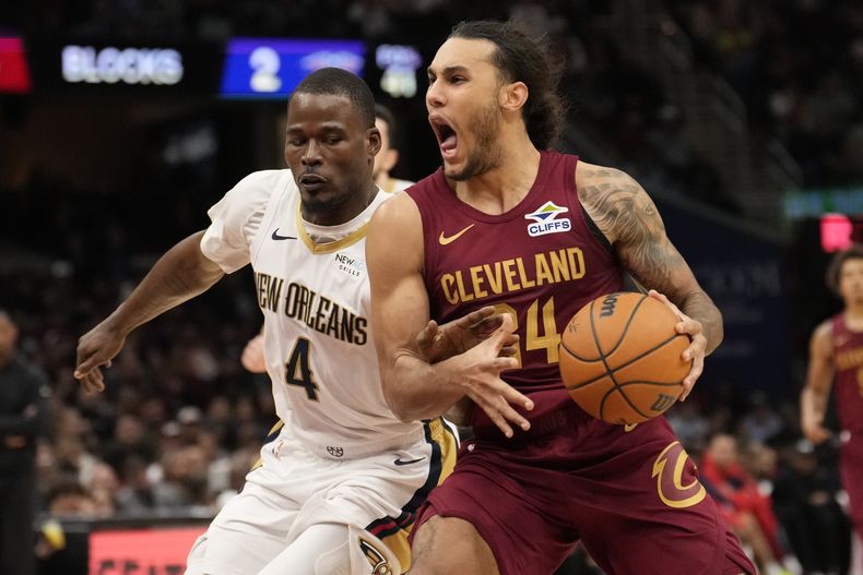 Javonte Green (4), de los Pelicans de Nueva Orleans, comete una falta a Jaylon Tyson (24), de los Cavaliers de Cleveland, en la segunda mitad del juego de baloncesto de la NBA, el miércoles 20 de noviembre de 2024, en Cleveland. (AP Foto/Sue Ogrocki)
