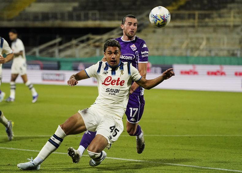 Dominic Vavassori, al frente, de Atalanta, disputa el balón con Jack Harrison, de Fiorentina, durante el partido de fútbol de la Serie A entre Fiorentina y Atalanta, el viernes 22 de mayo de 2026, en Florencia, Italia. (Marco Bucco/LaPresse via AP)