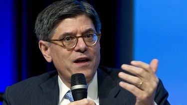 ARCHIVO - El secretario del Tesoro, Jacob Lew, habla en un panel de discusión durante la reunión anual del Banco Mundial/FMI en la sede del FMI en Washington, el 7 de octubre de 2016. El Senado se dispone a debatir el nombramiento de Lew como embajador a Israel, el miércoles 18 de octubre de 2023. (AP Foto/Jose Luis Magana, File)