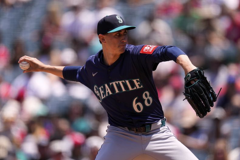 El lanzador abridor de los Marineros de Seattle, George Kirby, lanza al plato durante la primera entrada de un juego de béisbol contra los Angelinos de Los Ángeles, el domingo 8 de junio de 2025, en Anaheim, California. (Foto AP/Mark J. Terrill)
