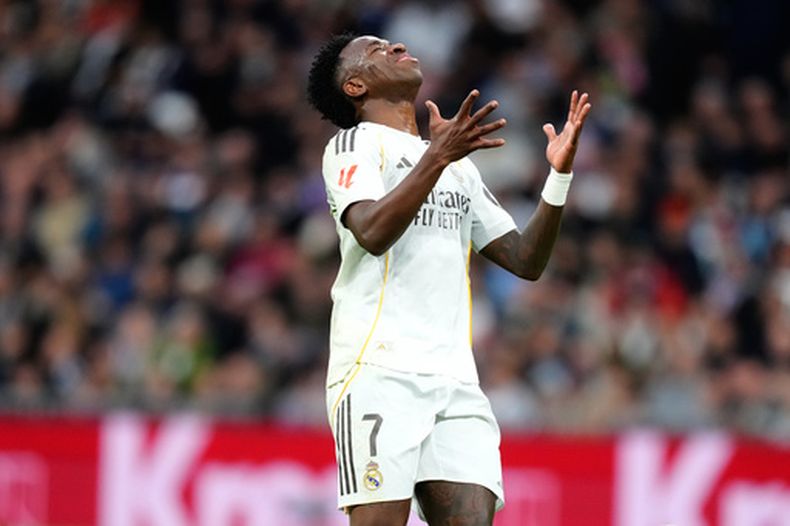 Vinícius Junior, jugador del Real Madrid, reacciona durante un partido de fútbol de La Liga española entre Real Madrid y Levante, el sábado 17 de enero de 2026, en Madrid, España. (AP Foto/Jose Breton)