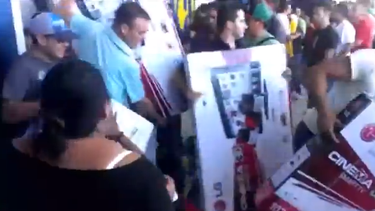 americateve | La orden de Nicolás Maduro de intervenir tiendas de electrodomésticos casi genera una revuelta civil en Venezuela