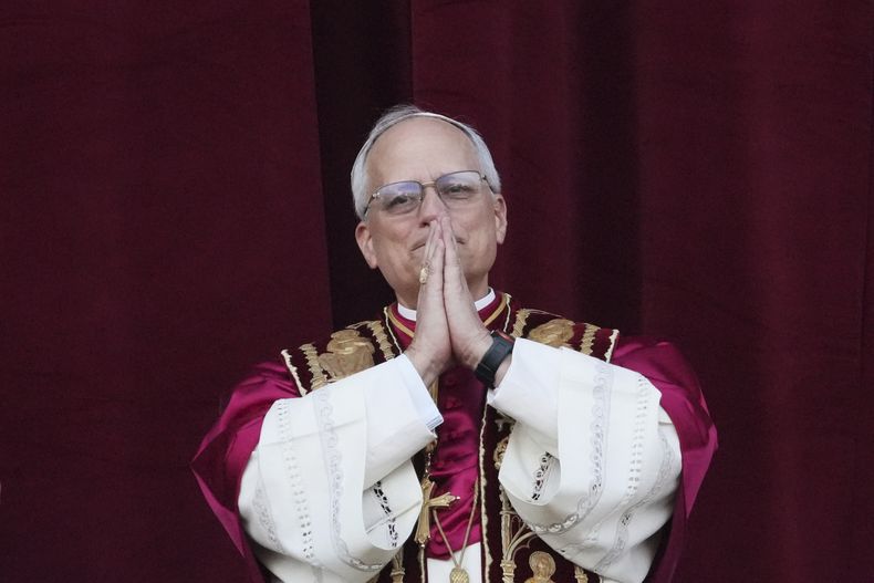 El nuevo papa León XIV junta sus manos en el balcón de la Basílica de San Pedro, el jueves 8 de mayo de 2025, en el Vaticano. (AP Foto/Alessandra Tarantino)