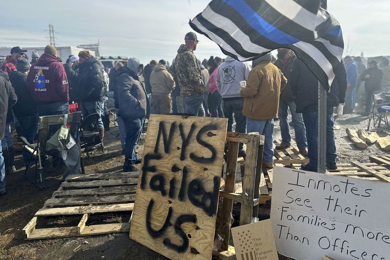 Agentes de correccionales y partidarios se manifiestan fuera de la Instalación Correccional Coxsackie, el lunes 24 de febrero de 2025, en Coxsackie, Nueva York. (AP Foto/Michael Hill)