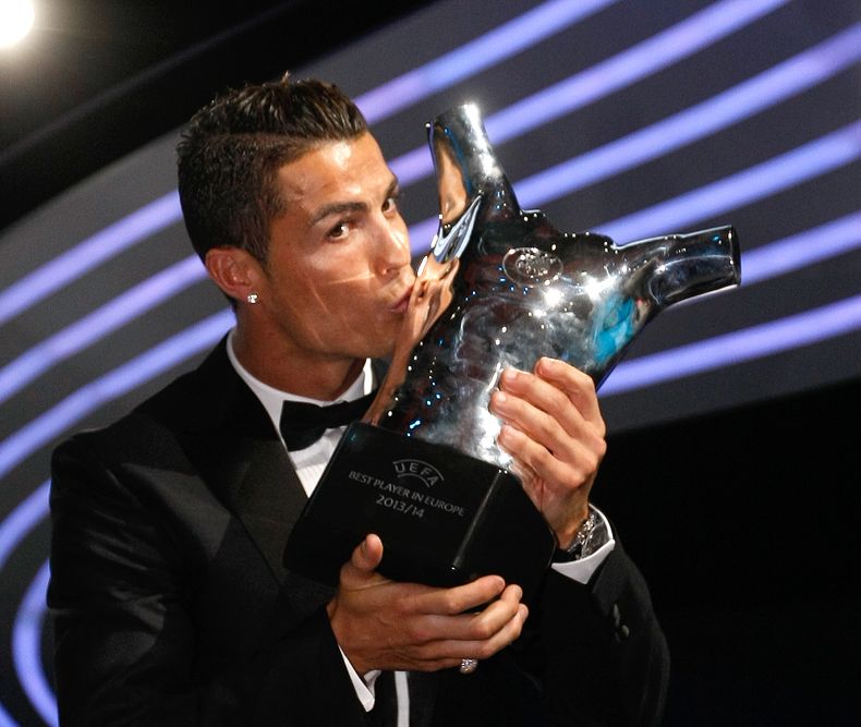El jugador de Real Madrid, Cristiano Ronaldo, besa el trofeo al mejor futbolista de Europa el jueves, 28 de agosto de 2014, en M&oacute;naco. (AP Photo/Claude Paris)