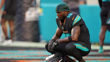 Tyreek Hill, receptor de los Dolphins de Miami, se sienta en la zona de anotación antes de un partido ante los Jets de Nueva York, el 29 de septiembre de 2025 (AP Foto/Rebecca Blackwell, archivo)