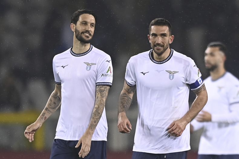 Danilo Cataldi (derecha) de la Lazio celebra tras marcar el segundo gol en la victoria 2-0 ante Torino en la Serie A, el jueves 22 de febrero de 2024, en Turín. (Fabio Ferrari/LaPresse vía AP)