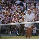 Karolína Muchová, de la República Checa, celebra su victoria contra Coco Gauff, de los Estados Unidos, en su partido de semifinales de individuales femeninos en el Campeonato de Tenis de Wimbledon en Londres, el jueves 9 de julio de 2026. (Foto AP/Kin Cheung)