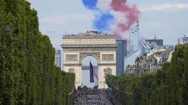 Aviones de la Patrouille de France sobrevuelan la avenida Champs Elysées durante el desfile del Día de la Bastilla, París, viernes 14 de julio de 2023. (AP Foto/Christophe Ena)