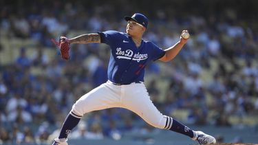 El mexicano Julio Urías, abridor de los Dodgers de Los Ángeles, lanza en el segundo episodio del juego ante los Padres de San Diego, el sábado 13 de mayo de 2023 (AP Photo/Ashley Landis)