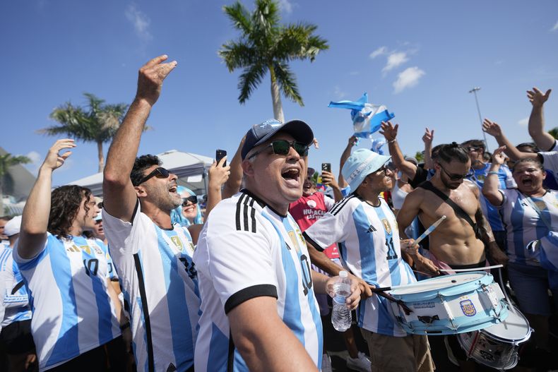 Hinchas de Argentina en la antesala de la final de la Copa América, el domingo 14 de julio de 2024, en Miami Gardens, Florida, el domingo 14 de julio de 2024. (AP Foto/Lynne Sladky)
