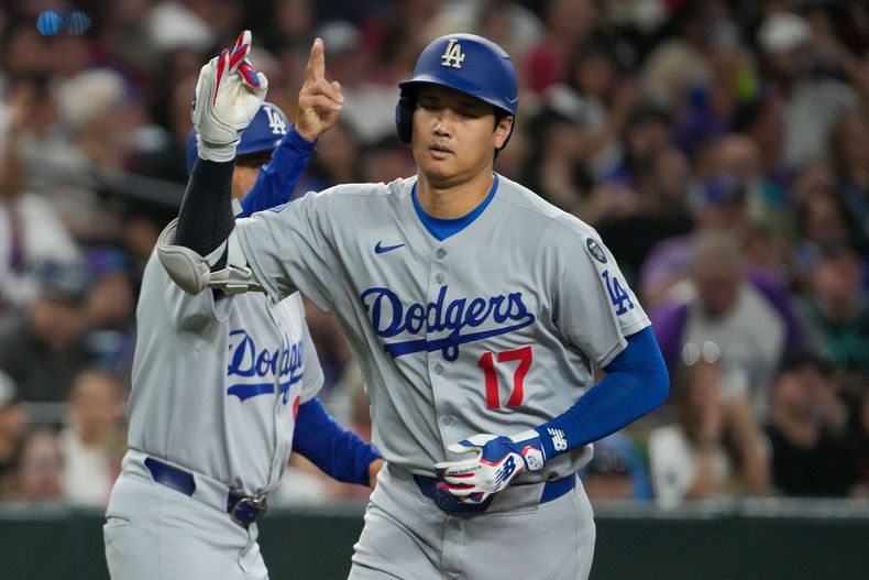 El japonés Shohei Ohtani, de los Dodgers de Los Ángeles, festeja luego de conectar un jonrón ante los Diamondbacks de Arizona, el jueves 25 de septiembre de 2025 (AP Foto/Darryl Webb)