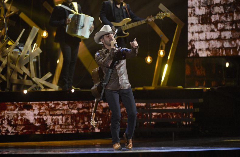 ARCHIVO - Joss Favela interpreta Cuando fuimos nada en la 17a entrega anual del Latin Grammy Awards en la Arena T-Mobile Arena el 17 de noviembre de 2016, en Las Vegas. Favela está nominado al Latin Grammy en la categoría de mejor álbum de música norteña y mejor canción regional mexicana. Los Latin Grammy se entregarán el 16 de noviembre de 2023 en Sevilla, España. (Foto Chris Pizzello/Invision/AP)