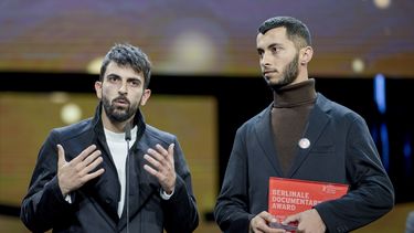 El palestino Basel Adra (d) y el israelí Yuval Abraham reciben el premio por su película No Other Land en el Festival de Cine Berlinale, en Berlín, el 24 de febrero del 2024. (AP foto/Markus Schreiber)