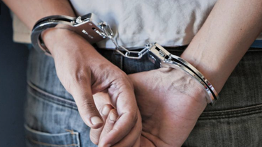 arrestan a cuatro personas en posesion de armas y vehiculos hurtados
