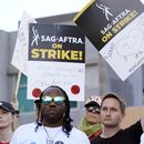 Actores en huelga con letreros fuera de los estudios Netflix el miércoles 8 de noviembre de 2023 en Los Angeles. (Foto AP/Chris Pizzello)