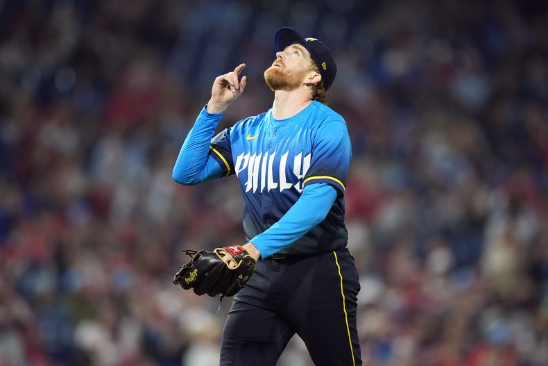 Spencer Turnbull, de los Filis de Filadelfia, festeja tras resolver la séptima entrada del juego del viernes 19 de abril de 2024, ante los Medias Blancas de Chicago (AP Foto/Matt Slocum)
