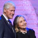 El expresidente Bill Clinton y la ex secretaria de Estado Hillary Clinton durante un evento de la vicepresidenta Kamala Harris, el 1 de agosto de 2024, en Houston. (AP Foto/LM Otero, Archivo)