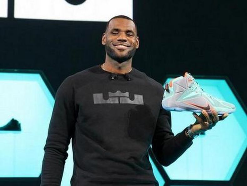 Los LeBron 12 causaron gran revuelo en las redes sociales principalmente por su colorido diseño. La edición anterior, LeBron 11, alcanzó los 300 millones de dólares en ventas, anunció Nike.