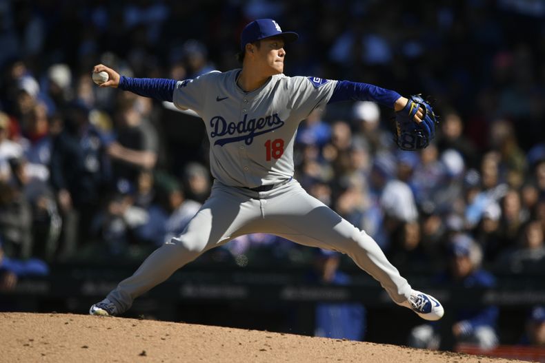 El abridor de los Dodgers de Los Ángeles Yoshinobu Yamamoto lanza durante la primera entrada del juego de béisbol ante los Cachorros de Chicago, el sábado 6 de abril de 2024, en Chicago. (AP Foto/Paul Beaty)