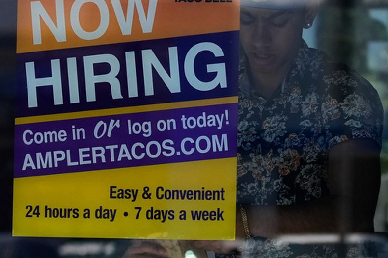 ARCHIVO - Un cartel de Se busca personal se exhibe en un restaurante en Niles, Illinois, el jueves 14 de mayo de 2026. (Foto AP/Nam Y. Huh, archivo)