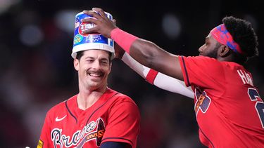 Mike Yastrzemski (izquierda), de los Bravos de Atlanta, festeja en la décima entrada del juego ante los Medias Rojas de Boston, el viernes 15 de mayo de 2026 (AP Foto/Brynn Anderson)