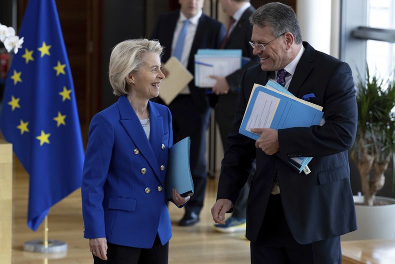 El comisionado europeo para el comercio y la seguridad económica Maros Sefcovic (der) con la presidenta de la Comisión Europea Ursula von der Leyen, en Bruselas, el 9 de abril del 2025. (AP foto/Omar Havana)