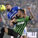 Tomás Rincón de la Sampdoria y Matheus Henrique del Sassuolo pelean por el balón en el encuentro de la Serie A el viernes 26 de mayo del 2023. (Tano Pecoraro/LaPresse via AP)
