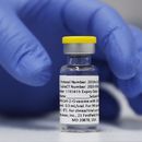 ARCHIVO – Un frasco de la fase 3 de la vacuna de Novavax contra el coronavirus preparada para su uso en un ensayo en el hospital de la Universidad St. George en Londres. El 7 de octubre de 2020. (AP Foto/Alastair Grant, Archivo)