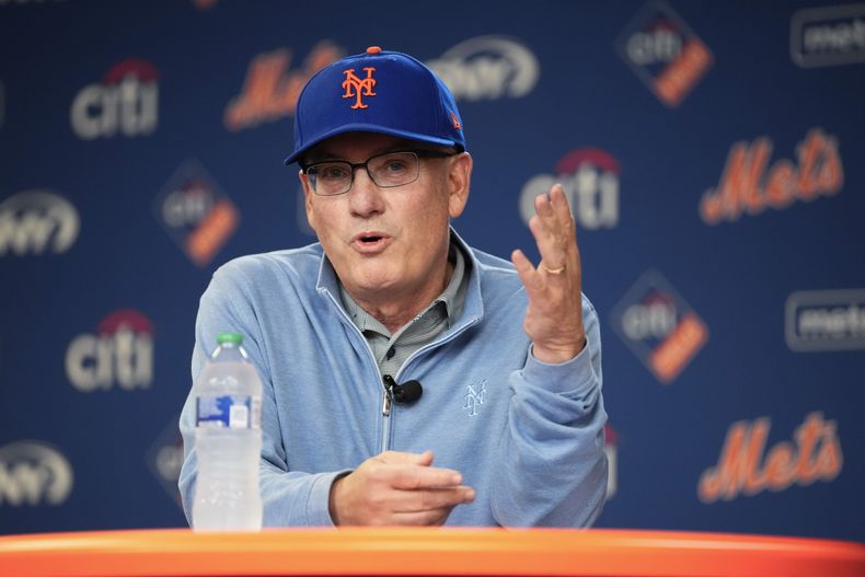 El dueño de los Mets de Nueva York habla en conferencia de prensa antes del encuentro ante los Bucks de Milwaukee en Nueva York el miércoles 28 de junio del 2023. (AP Foto/Frank Franklin II)