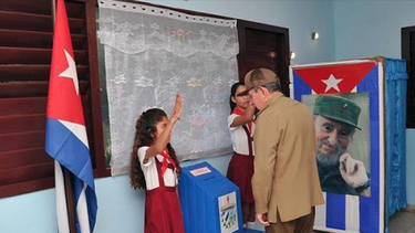 el dictador raul castro vota por ultima vez como jefe del gobierno