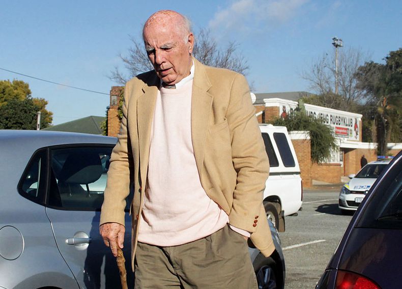 Bob Hewitt, ex ganador de dobles en Grand Slam y alguna vez miembro del Sal&oacute;n de la Fama del Tenis, camina fuera de la ccorte en Boksburg, Sud&aacute;frica, donde fue acusado de tres cargos de violaci&oacute;n y abuso de menores el viernes 6 de jun