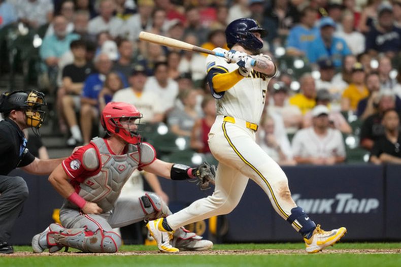 Garrett Mitchell, de los Cerveceros de Milwaukee, batea un triple productor durante la séptima entrada del juego de béisbol de Grandes Ligas contra los Rojos de Cincinanti, el miércoles 1 de julio de 2026, en Milwaukee. (AP Foto/Aaron Gash)