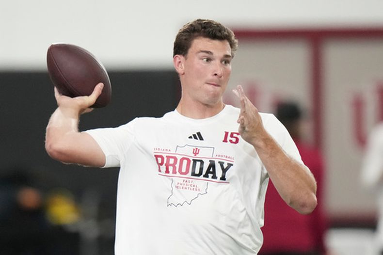 Fernando Mendoza, quarterback de Indiana, lanza el balón durante los ejercicios del pro day frente a cazatalentos de los 32 equipos de la NFL, el miércoles 1 de abril de 2026, en Bloomington, Indiana. (AP Foto/AJ Mast)