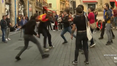 proetarras agreden a un ciudadano cubano que portaba una bandera de espana en pamplona