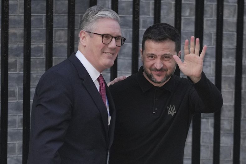 El primer ministro británico Keir Starmer, a la izquierda, recibe al presidente de Ucrania, Volodymyr Zelenskyy, el sábado 1 de marzo de 2025, en Downing Street, Londres, Inglaterra. (AP Foto/Kin Cheung)