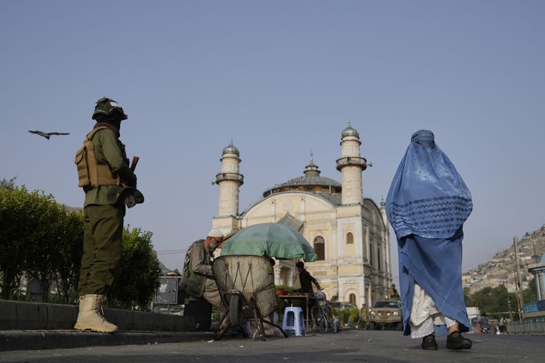 Un combatiente talibán hace guardia en las inmediaciones de la mezquita Shah-Do Shamshira mientras los fieles acuden al rezo del Eid al-Adha, en Kabul, Afganistán, el 7 de junio de 2025. (AP Foto/Ebrahim Noroozi)