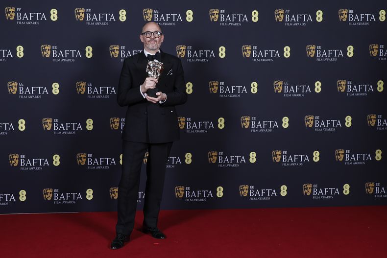 Edward Berger posa con el premio a la mejor película británica por Conclave en la 78ª edición de los Premios de la Academia Británica de Cine, BAFTA, en Londres, el domingo 16 de febrero de 2025. (Foto de Joel C Ryan/Invision/AP)